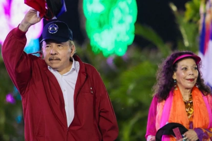 El presidente de Nicaragua, Daniel Ortega, saludando junto a su esposa y copresidenta, Rosario Murillo, durante un acto para conmemorar el 47.º aniversario de la Revolución Nicaragüense en Managua, el 19 de julio de 2026.