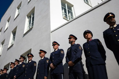 La casa donde nació el dictador nazi Adolf Hitler (1889-1945) reabrió este miércoles convertida en una comisaría de policía.