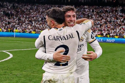 Federico Valverde celebra junto a Dani Carvajal durante un partido oficial con el Real Madrid.