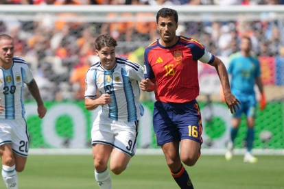 Se observa a Rodri Hernández (d), de España, al disputar el balón con Julián Álvarez, de Argentina en el partido de la final del Mundial de 2026.