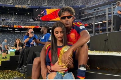 Lamine Yamal junto a Inés García, su novia, tras la victoria de España en la final del Mundial 2026.