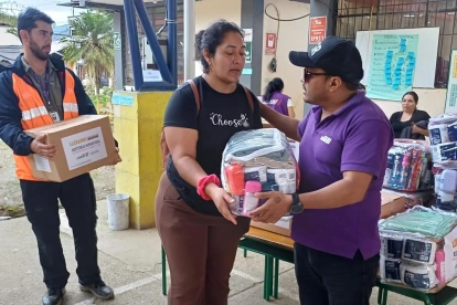 Familias afectadas por las lluvias permanecen en un albergue temporal mientras reciben asistencia humanitaria.
