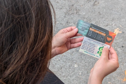Tarjetas de préstamo informal. Siete de cada 10 ecuatorianos no acceden a la banca y van al 'chulco', donde pagan intereses de hasta 100% mensual.
