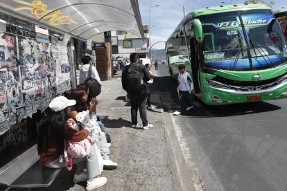 Situación. La escasa frecuencia de buses obliga a cientos de pasajeros a esperar varias unidades antes de encontrar espacio para viajar hacia Quito.