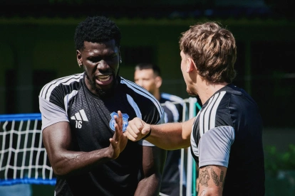 Máquina Quintero saluda a Luca Klimowicz durante un entrenamiento de Emelec.