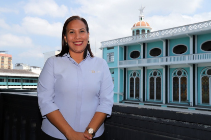 En un edificio con más de cien años de memoria, Carolina Drouet León asumió el desafío de comenzar una nueva historia, como rectora de la U.E. Santo Hermano Miguel.