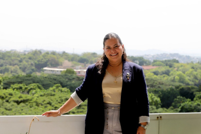 Cecilia Paredes, la primera mujer en dirigir la ESPOL, impulsa educación, equidad y nuevas oportunidades para Guayaquil.