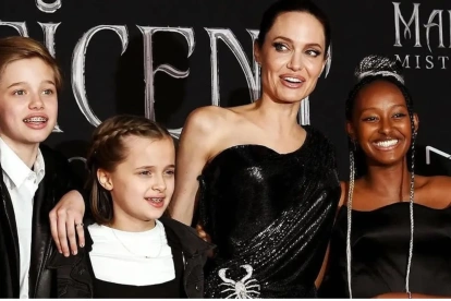 Angelina Jolie junto a tres de sus hijos, Vivienne a su derecha.