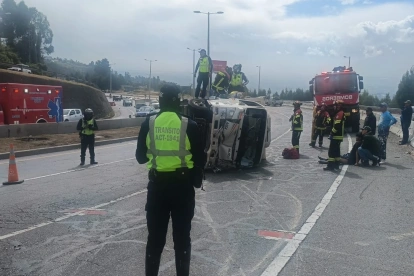 El accidente de tránsito en la Ruta Viva involucró a un camión, el cual se volcó cuando circulaba en sentido Quito - valle.