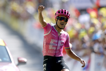 Richard Carapaz celebra su victoria en el Tour de Francia 2026.