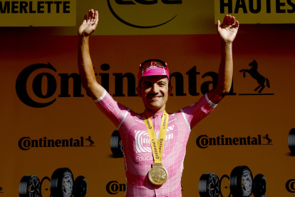 Richard Carapaz celebra su victoria en la etapa 18 del Tour de Francia 2026.