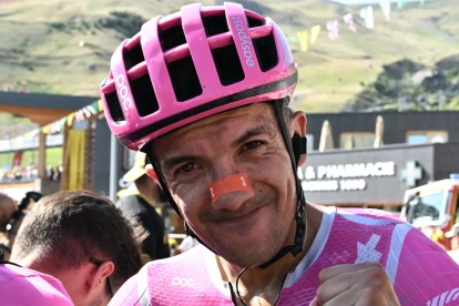 Richard Carapaz celebra su victoria tras conquistar la etapa 18 del Tour de Francia 2026 con el EF Education-EasyPost, en una brillante exhibición en la alta montaña.