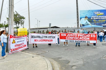 Moradores de la avenida Cacique Tomalá protestaron antes de la inauguración del inicio de las obras del Quinto Puente.