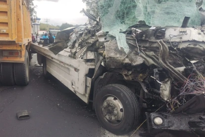 La cabina de la plataforma quedó totalmente destrozada tras el accidente entre una volqueta y una plataforma en Tambillo.