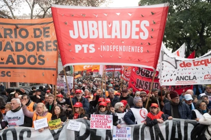 22/07/2026 15:17 (UTC)
Crédito:
EFE
Fuente:
EFE
Autor:
Nehuen Rovediello
Temática:
Trabajo » Sindicatos
Política » Gobierno
Trabajo
Trabajo » Salarios y pensiones
Cientos de integrantes de centrales obreras argentinas y organizaciones sociales fueron captadas este 22 de julio durante una marcha hacia el Congreso.