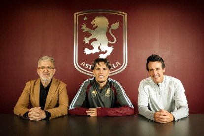 Alejandro Garnacho posa junto a integrantes de la directiva del Aston Villa durante su presentación oficial como nuevo refuerzo del club inglés.