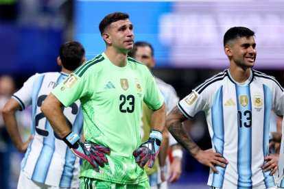El Dibu Martínez (i), guardameta de Argentina, se mostró triste por perder en la final del Mundial 2026