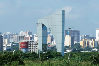 Fotografía de archivo del 19 de noviembre de 2024 que muestra el monumento Aleta del Tiburón en Barranquilla (Colombia).