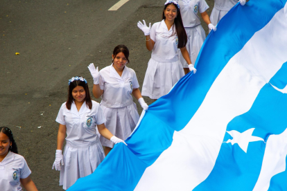 Las delegaciones avanzaron entre música, coreografías y bengalas de humo celeste y blanco, colores representativos de Guayaquil.