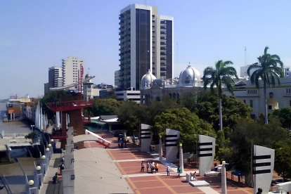 Malecón 2000, ícono urbano que refleja la convivencia entre arquitectura histórica y modernidad en la ciudad.