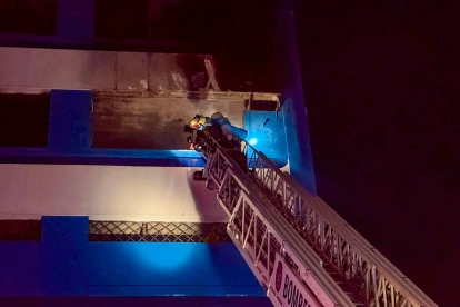 Personal bomberil atendió la emergencia en el centro de Guayaquil.