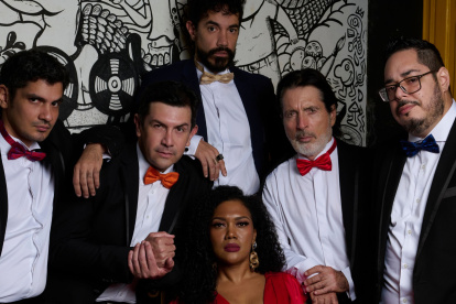 Ricardo Velasteguí acompañado por Santiago Carpio, Noralma Reeves, Guille Boschetti, Luis Fernando García y David Castro, actores que han formado parte de distintas etapas del proyecto.