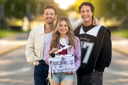 Karol Sevilla, Ruggero Pasquarelli y Michael Ronda durante el rodaje de la nueva temporada de Soy Luna, que se estrena en Disney+ el 24 de julio de 2026.