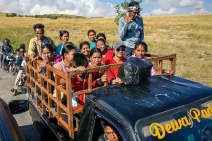 Esta fotografía, tomada el 23 de junio de 2026, muestra a los aldeanos viajando en un camión por una carretera en la aldea de Tanggedu, en Sumba Oriental.