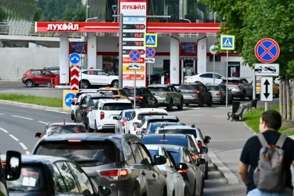 El 30 de junio de 2026, varias personas hacen cola para repostar sus coches en una gasolinera Lukoil de Moscú.