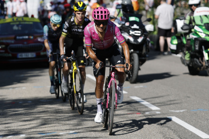Richard Carapaz lidera la clasificación de la maillot de la montaña del Tour de Francia 2026.