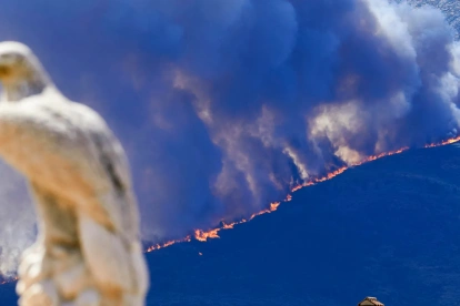 Incendio registrado en Burgohondo (centro de España), uno de los múltiples fuegos forestales que asolan el país este verano.