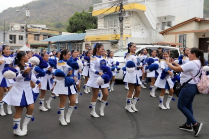 La ciudadanía disfrutó de la participación de las bastoneras del colegio 28 de Mayo.
