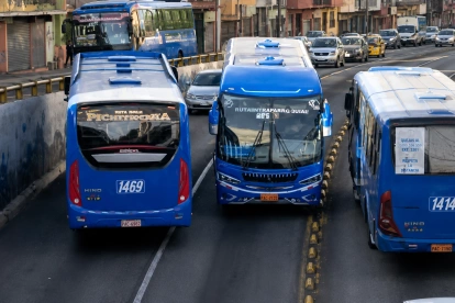 La imprudente maniobra ocurrió en las avenidas América y Mariana de Jesús y quedó registrada en un video difundido en redes sociales.