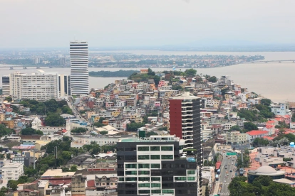 En los alrededores del cerro Santa Ana, donde se estableció definitivamente Guayaquil, se han desarrollado proyectos inmobiliarios en los últimos años.