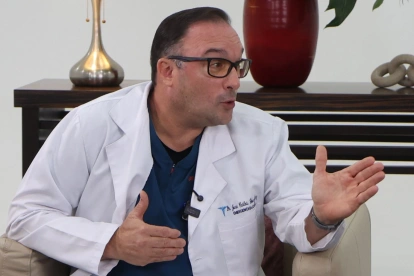 Juan Carlos González, médico emergenciólogo y precandidato del Partido Social Cristiano a la Prefectura del Guayas, asegura que priorizará la vialidad rural, la seguridad y la transparencia en la gestión provincial.