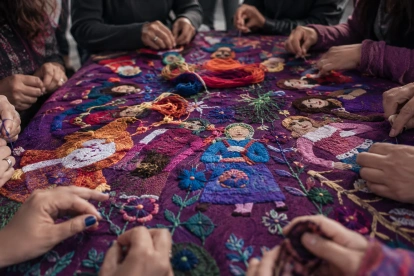 El bordado colectivo ha trascendido el ámbito doméstico para convertirse en una herramienta de memoria, denuncia y resistencia impulsada por mujeres y organizaciones sociales en América Latina.
