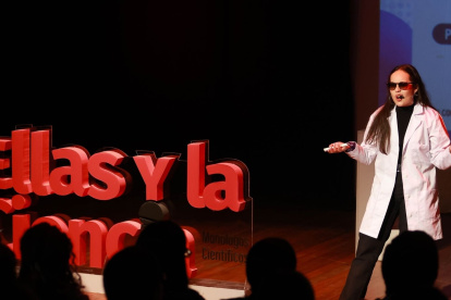 Diez investigadoras de distintas universidades presentaron sus estudios mediante monólogos que combinaron humor, creatividad y evidencia científica.