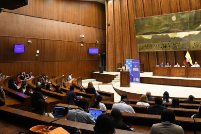 La universidad reunió a legisladores, jueces, fiscales y mandos militares para debatir cómo regular la inteligencia artificial y fortalecer la transparencia institucional.