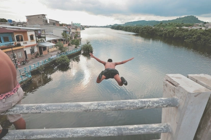 Lanzarse desde el puente al estero es una tradición que se mantiene en zonas del suroeste, evocando los antiguos baños del Salado.