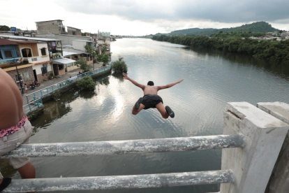 Lanzarse desde el puente al estero es una tradición que se mantiene en zonas del suroeste, evocando los antiguos baños del Salado.