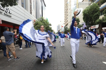 Bailes típicos formaron parte del desfile que se realizó este 25 de julio en el bulevar 9 de Octubre.