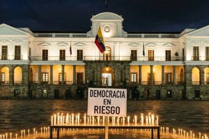 Imagen simbólica de democracia en riesgo, con una fachada del Palacio de Carondelet, en Quito.