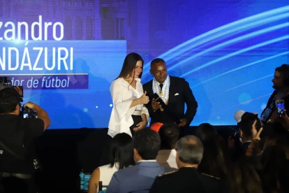 La alcaldesa subrogante de Guayaquil, Tatiana Coronel, entregó la presea cívica a Lizandro Landázuri, entrenador de fútbol.