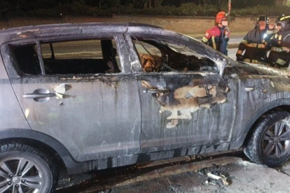 El Cuerpo de Bomberos de Quito llegó para sofocar el incendio del vehículo, en Puembo.