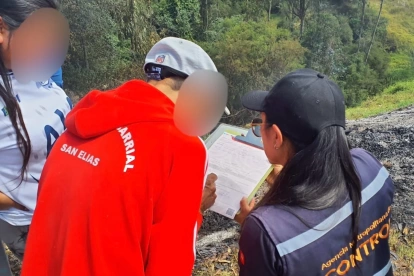 La Agencia Metropolitana de Control notificó de la sanción por quema de follaje que se convirtió en incendio forestal en el barrio San Elías, parroquia de Píntag.