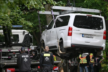 La policía hace subir la furgoneta a una grúa para retirarla el domingo 26 de julio de 2026 del parque Tiergarten de Berlín, tras haber sido utilizada en un atropello.