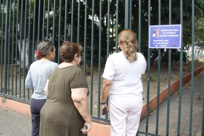 En Urdenor 1, los vecinos aprovechan las rejas para realizar caminatas y charlas.