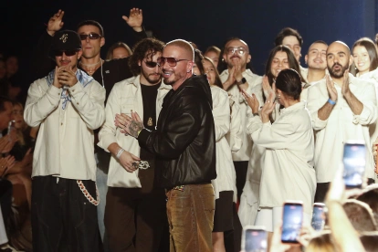 El cantante colombiano J Balvin al finalizar la pasarela inaugural de Colombiamoda, Artisan Gang in The City, el 25 de julio, en Medellín (Colombia).