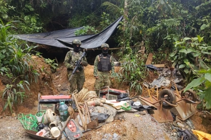 Las Fuerzas Armadas destruyeron campamentos de minería ilegal e inutilizaron maquinaria durante operativos en la provincia de Esmeraldas.