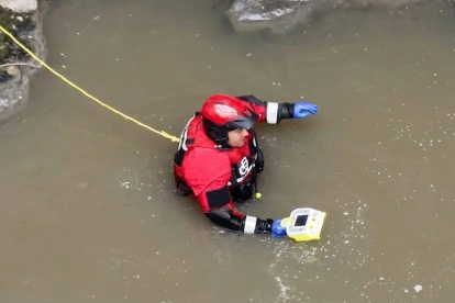 El Cuerpo de Bomberos de Quito mantiene la búsqueda de Lizeth Bunshi, en el Río Machángara.